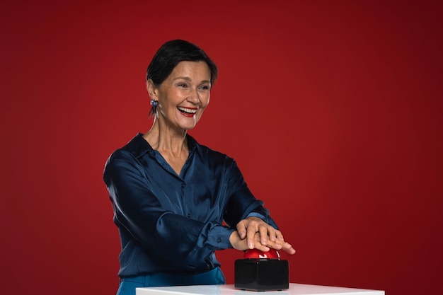 Foto grátis mulher sorridente de tiro médio pressionando a campainha