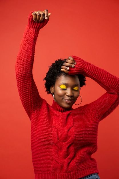 Foto grátis mulher sorridente de tiro médio se divertindo