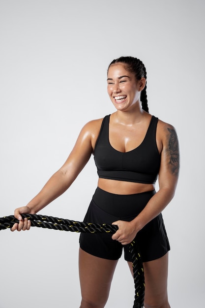 Foto grátis mulher sorridente de tiro médio treinando