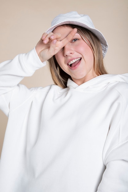 Mulher sorridente de tiro médio usando chapéu