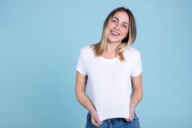 Mulher sorridente de tiro médio vestindo camisa em branco