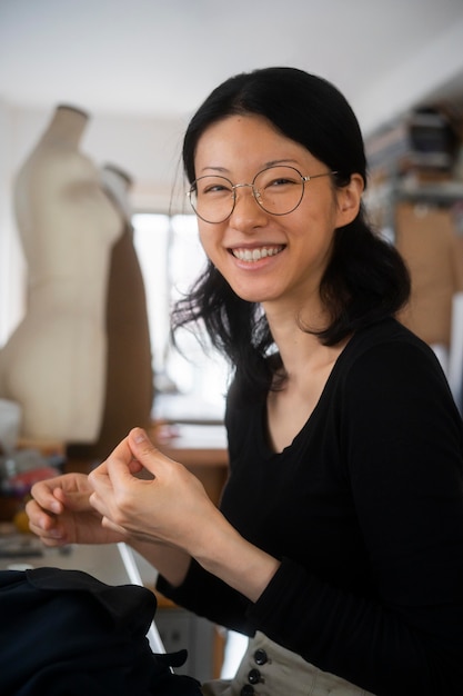 Foto grátis mulher sorridente de tiro médio