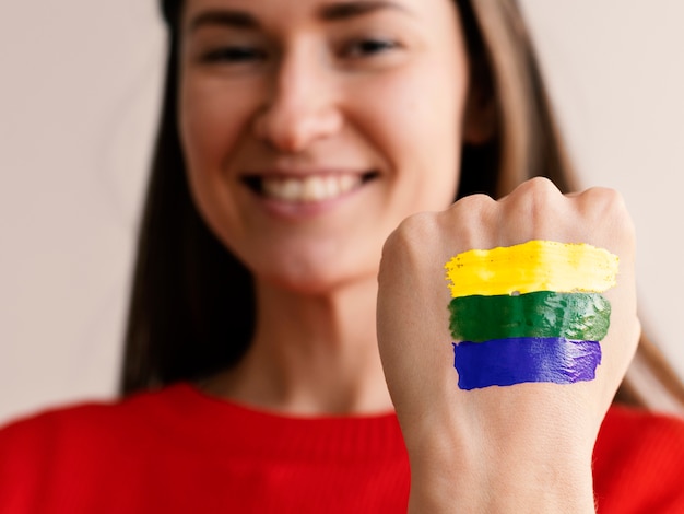 Mulher sorridente de vista frontal com bandeira brasileira