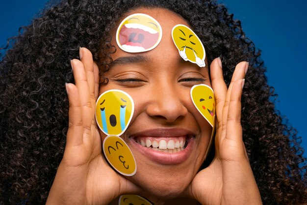 Mulher sorridente de vista frontal com emojis no rosto