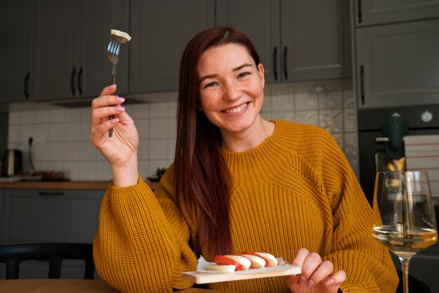 Foto grátis mulher sorridente de vista frontal com queijo