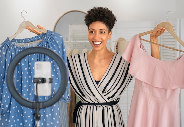 Foto grátis mulher sorridente de vista frontal com roupas