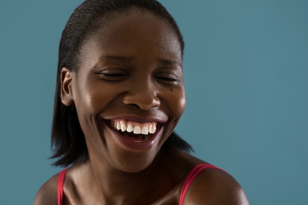 Foto grátis mulher sorridente de vista frontal em vestido vermelho