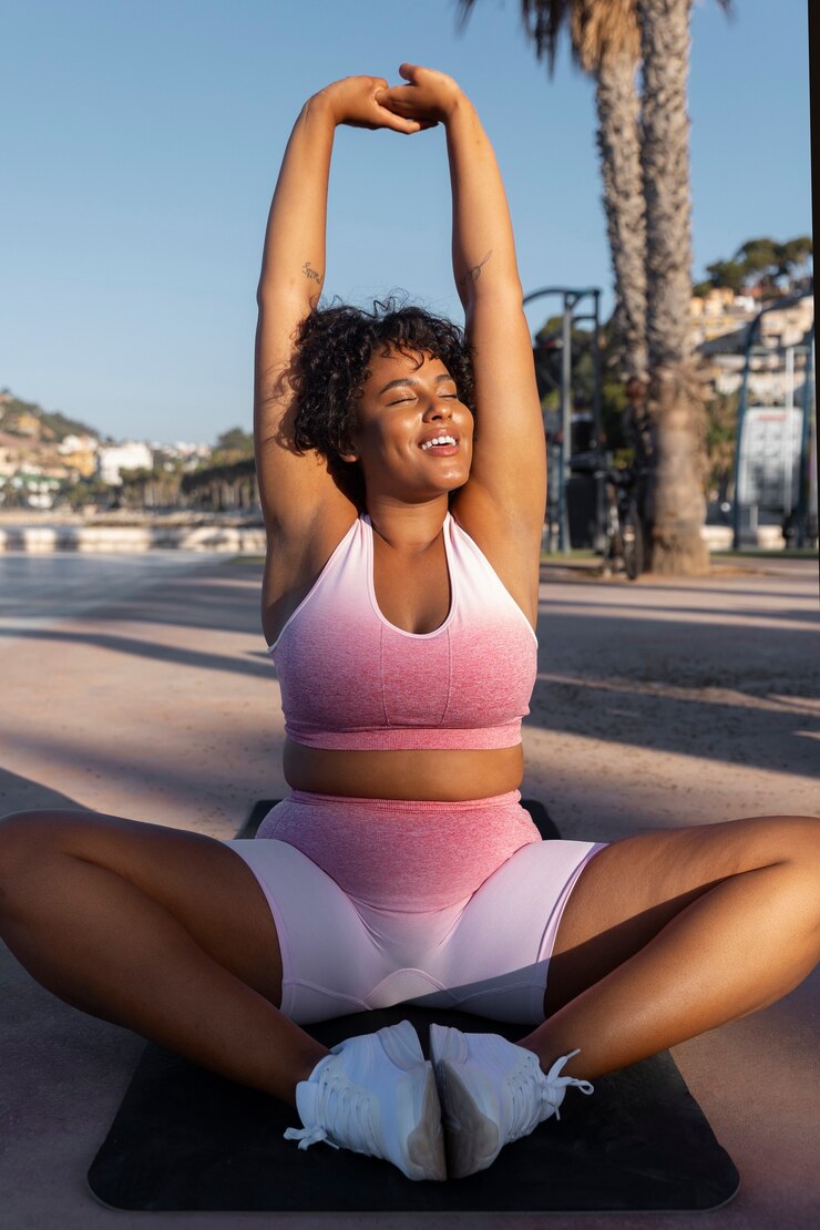 Foto grátis mulher sorridente de vista frontal esticando ao ar livre