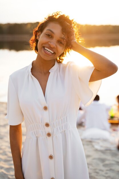 Foto grátis mulher sorridente de vista frontal na praia