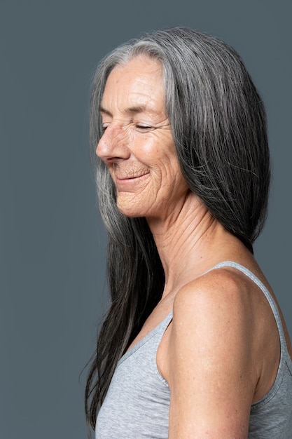 Mulher sorridente de vista lateral com cabelos grisalhos