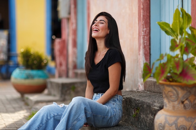 Foto grátis mulher sorridente de vista lateral passando tempo ao ar livre