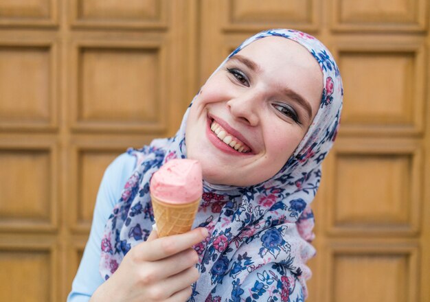 Mulher sorridente, desfrutando, sorvete