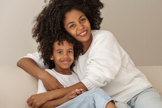 Foto grátis mulher sorridente e criança tiro médio