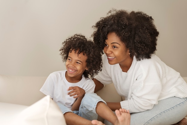 Foto grátis mulher sorridente e criança vista lateral