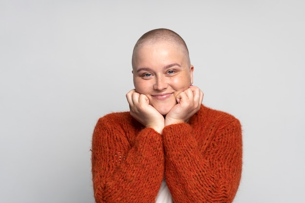 Foto grátis mulher sorridente e forte lutando contra o câncer de mama