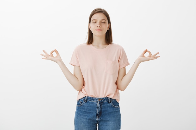 Mulher sorridente e relaxada meditando, libere o estresse com ioga