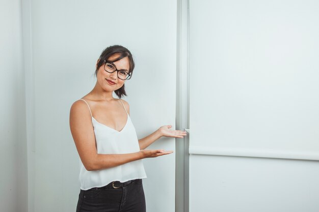 Mulher sorridente em apresentação com quadro branco