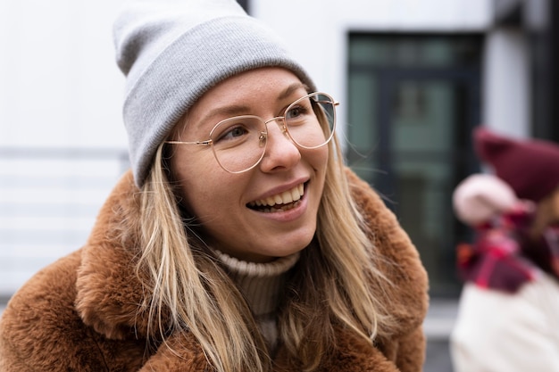 Foto grátis mulher sorridente em close-up usando chapéu