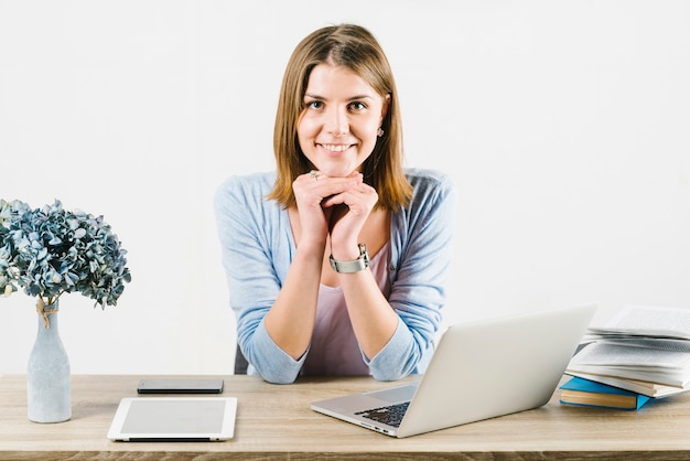 Mulher sorridente, em, escritório