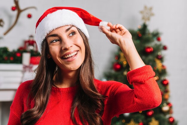 Mulher sorridente, em, natal, chapéu