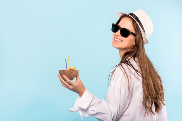 Foto grátis mulher sorridente, em, óculos de sol, com, bebida