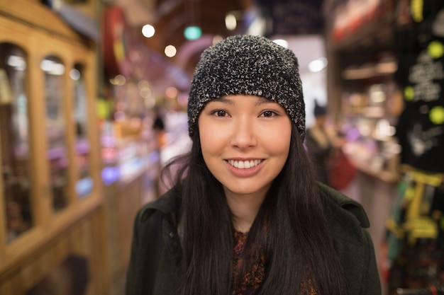 Mulher sorridente em pé no supermercado