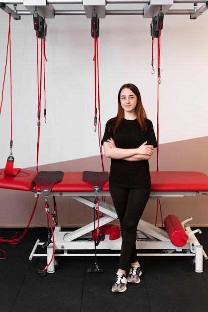 Foto grátis mulher sorridente em pleno tiro na academia