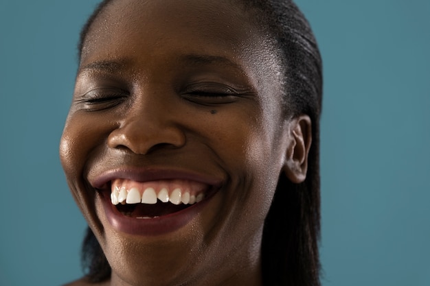 Foto grátis mulher sorridente em vista lateral posando