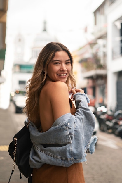 Mulher sorridente em vista lateral posando