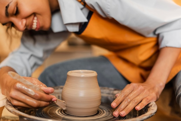Mulher sorridente fazendo cerâmica
