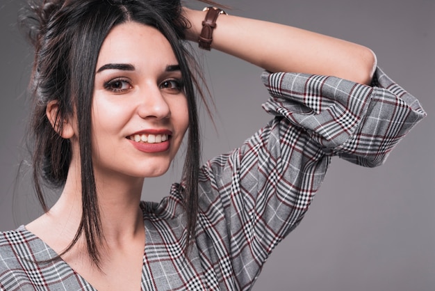 Mulher sorridente fazendo penteado