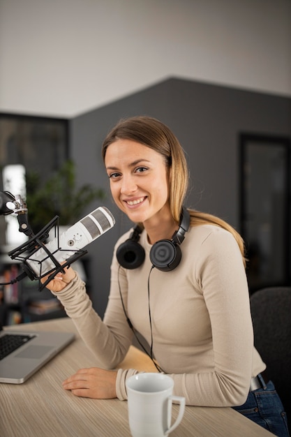 Foto grátis mulher sorridente fazendo rádio