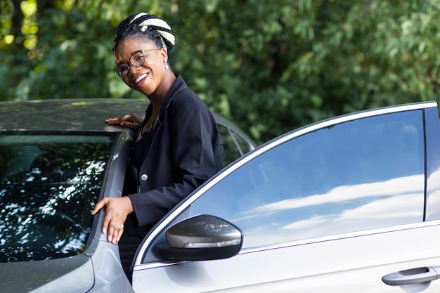 Mulher sorridente gostando de seu carro novo