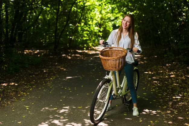 Mulher sorridente, ligado, dela, bicicleta