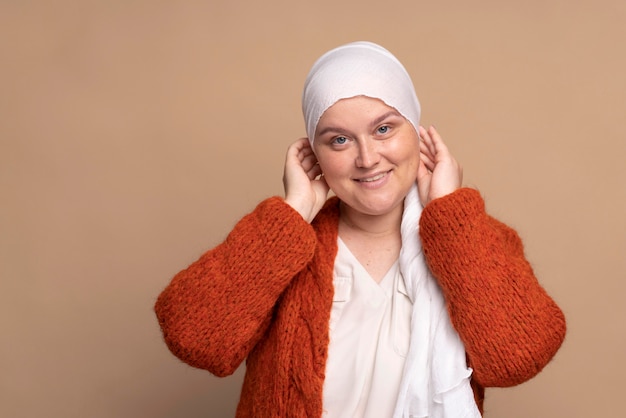 Foto grátis mulher sorridente lutando contra o câncer de mama