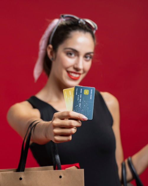 Foto grátis mulher sorridente, mostrando seus cartões de crédito