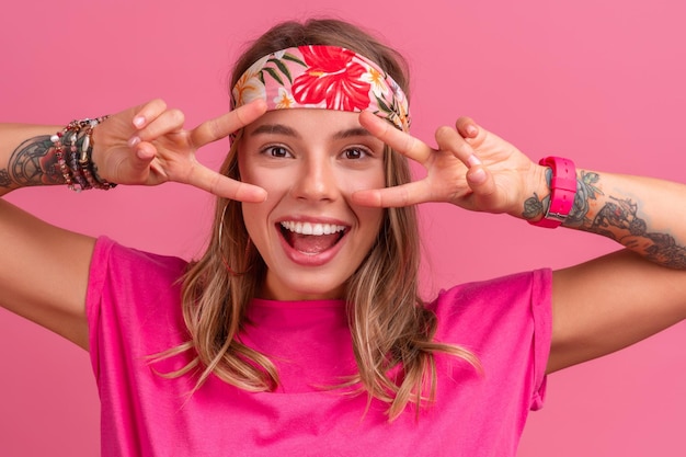 Foto grátis mulher sorridente muito fofa em acessórios de estilo boho hippie de camisa rosa sorrindo