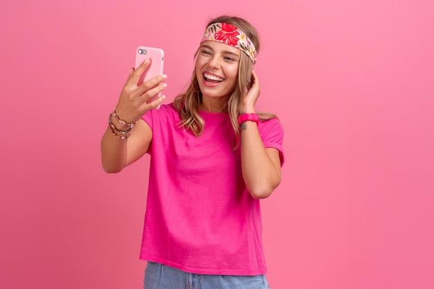 Foto grátis mulher sorridente muito fofa em acessórios de estilo boho hippie de camisa rosa sorrindo