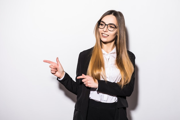 Mulher sorridente mulher feminina em branco mostra alguém