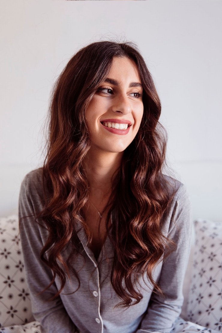 Foto grátis mulher sorridente na cama