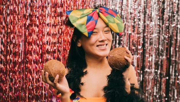 Mulher sorridente na festa de carnaval com coco