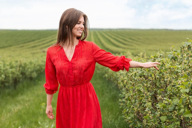 Mulher sorridente no campo