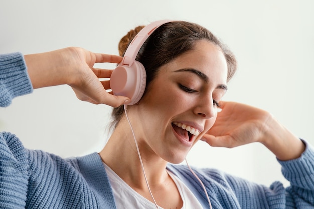 Mulher sorridente ouvindo música em fones de ouvido