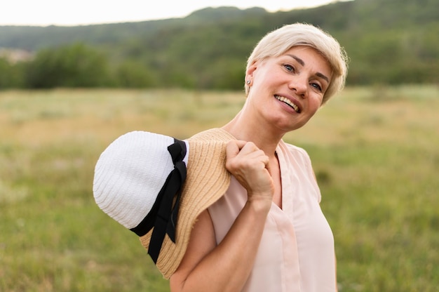 Foto grátis mulher sorridente posando ao ar livre