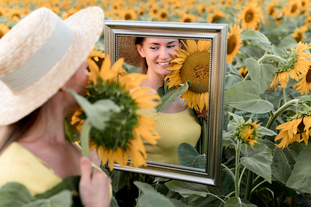 Foto grátis mulher sorridente posando com espelho