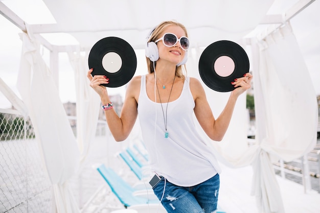 Foto grátis mulher sorridente posando com vinil