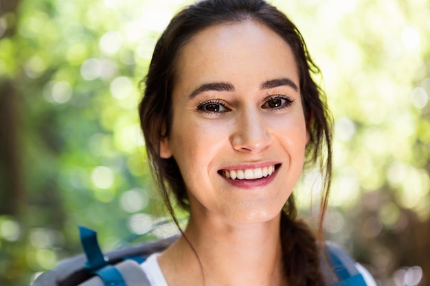 Foto grátis mulher sorridente posando durante uma aventura na natureza