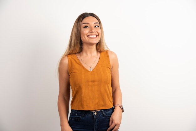 Foto grátis mulher sorridente, posando em fundo branco.