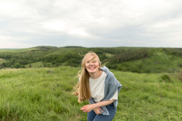 Mulher sorridente posando na natureza