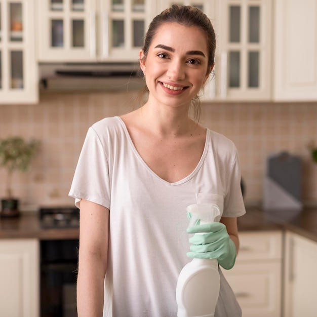 Foto grátis mulher sorridente segurando a solução de limpeza